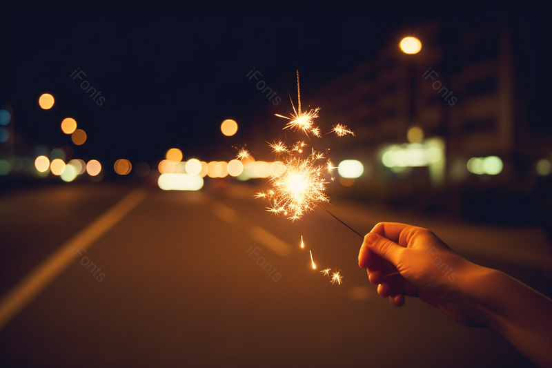 夜晚街道上手上拿着烟花摄影图,高清,摄影图,摄影图片,图片大全,摄影图免费下载